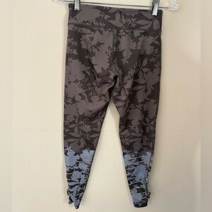 Pure & Good cropped camouflage floral cutout leggings SZ XS